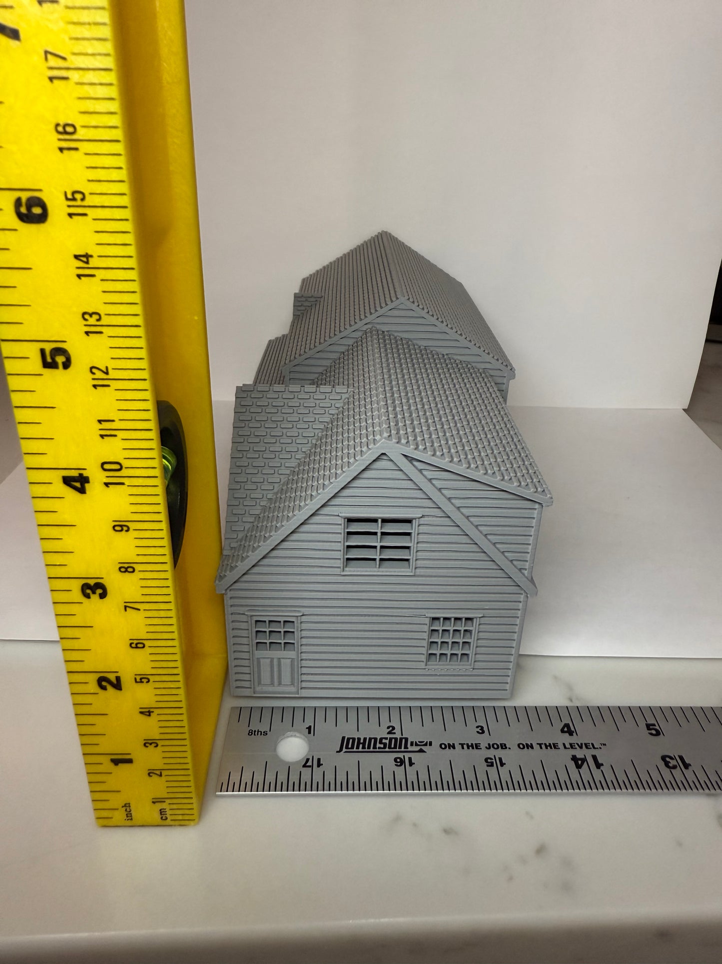 HO Scale Colonial House - Attached Garage / 1:87 Scale / Preassembled and Built - Graham’s Models