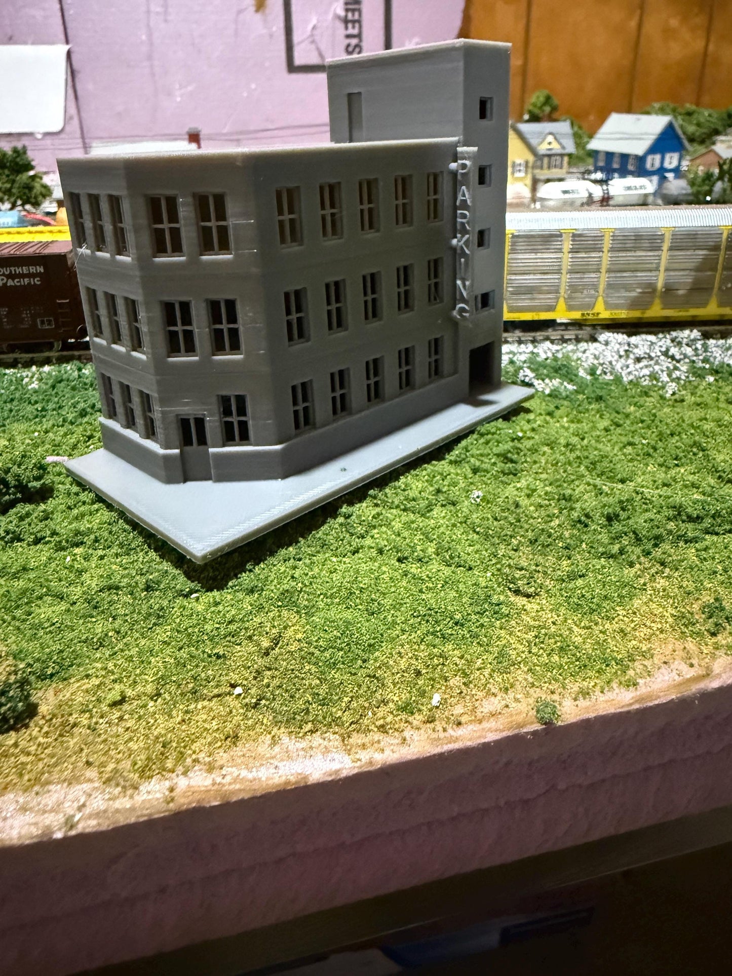 Building with attached parking - Medium - N Scale 1:160 | NO ASSEMBLY