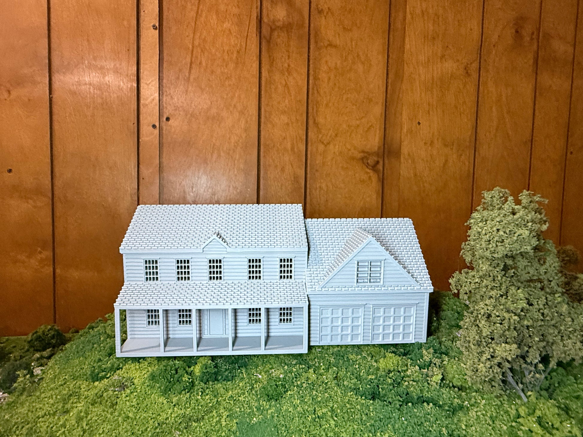 HO Scale Colonial House - Attached Garage / 1:87 Scale / Preassembled and Built - Graham’s Models