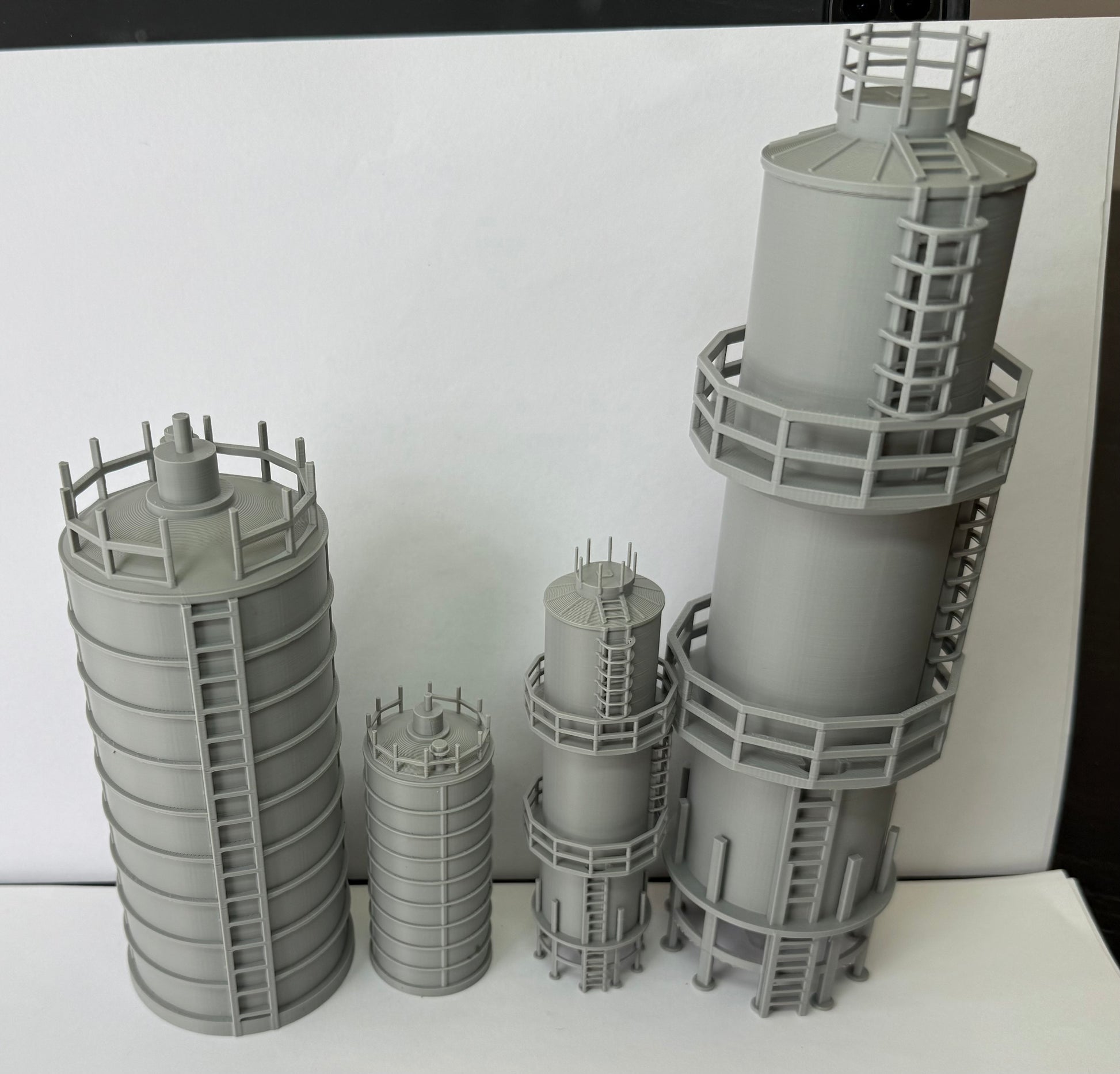 N Scale Oil Tanks (2 Pieces) / 1:160 Gauge - Prebuilt Structures - Assembled - Graham’s Models