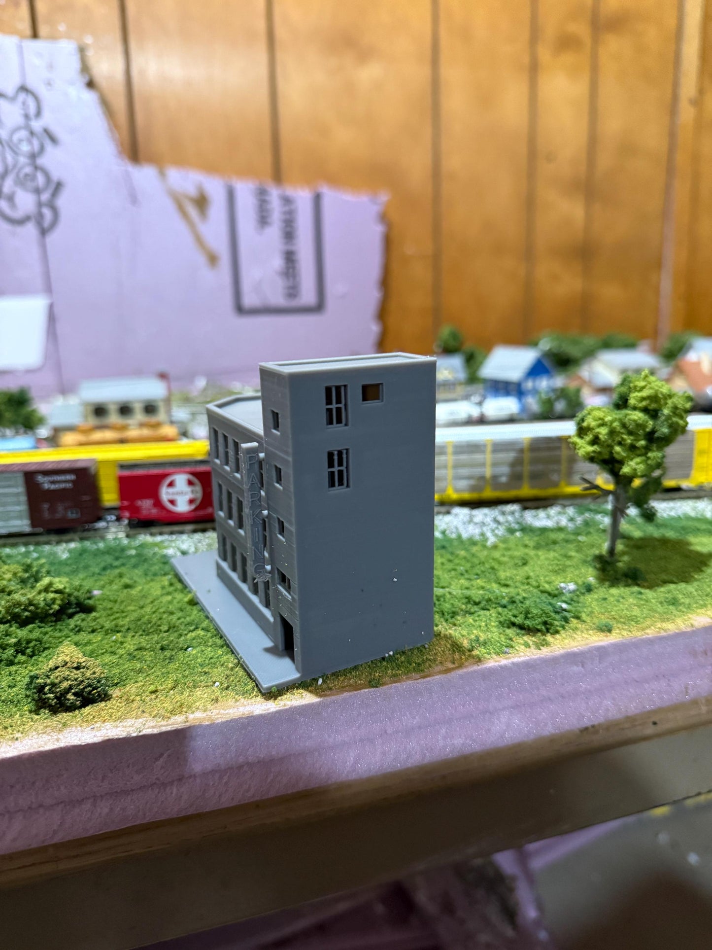 Building with attached parking - Medium - N Scale 1:160 | NO ASSEMBLY